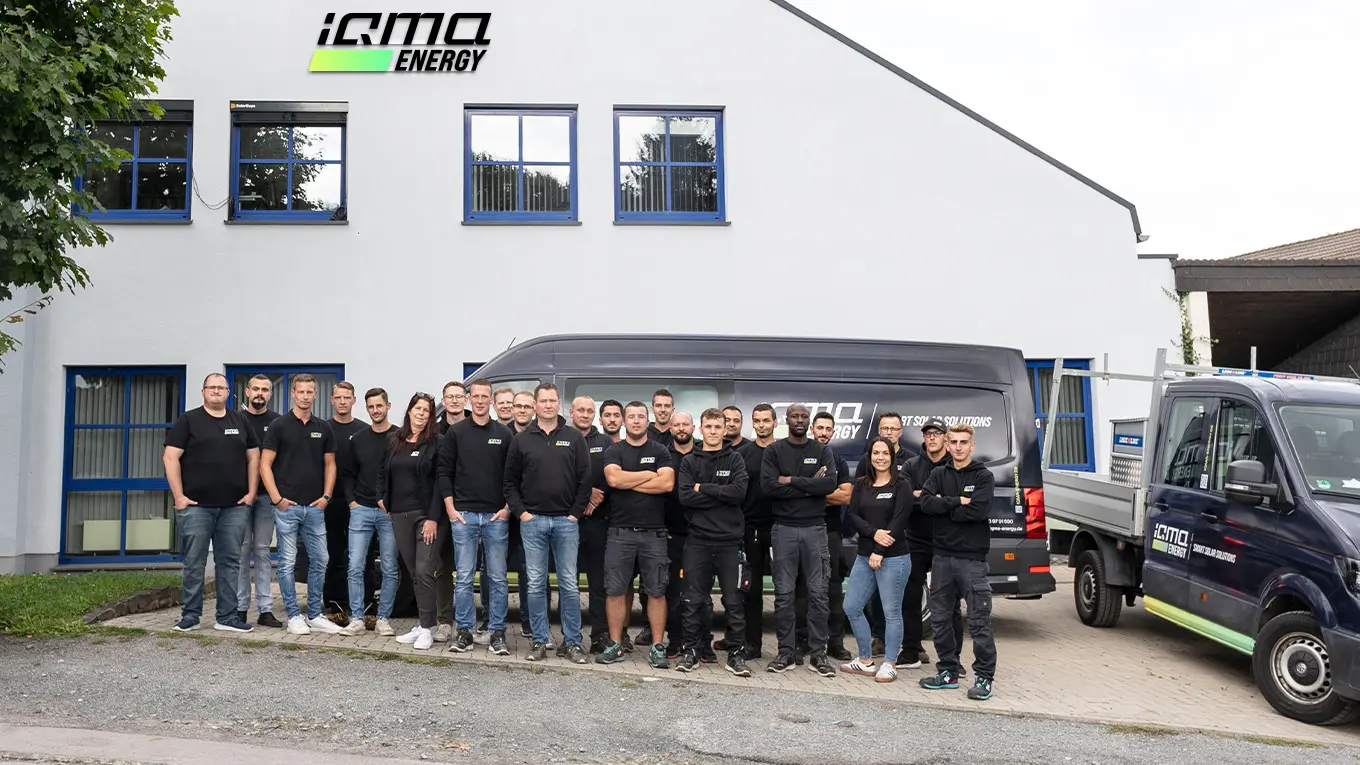 Team steht vor dem iQma Energy Gebäude