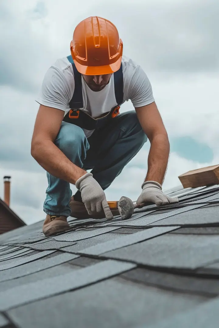 Dachdecker arbeitet auf einem Dach