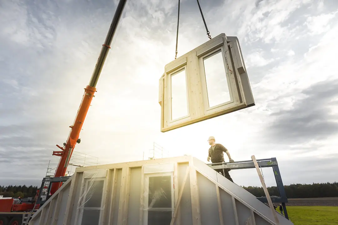 Ein Fertighaus wird gebaut