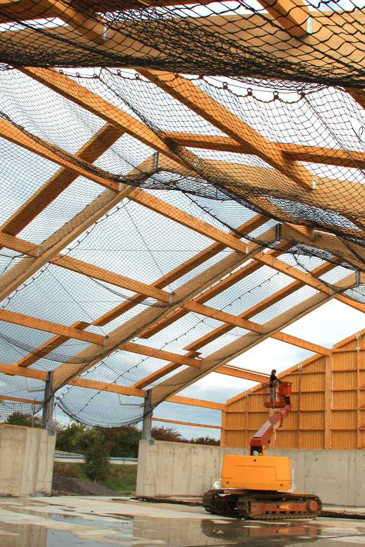 Der Dachstuhl einer Halle wird aufgebaut