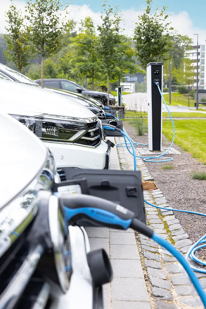 Autos laden an E-Ladesäulen